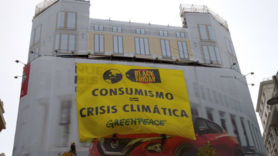 Acción de Greenpeace en plena Gran Vía contra el Black Friday