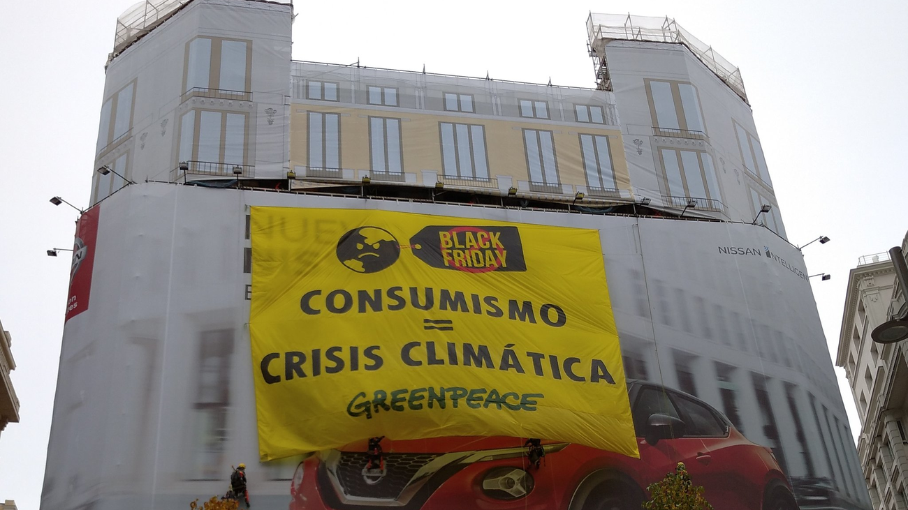 Acción de Greenpeace en plena Gran Vía contra el Black Friday