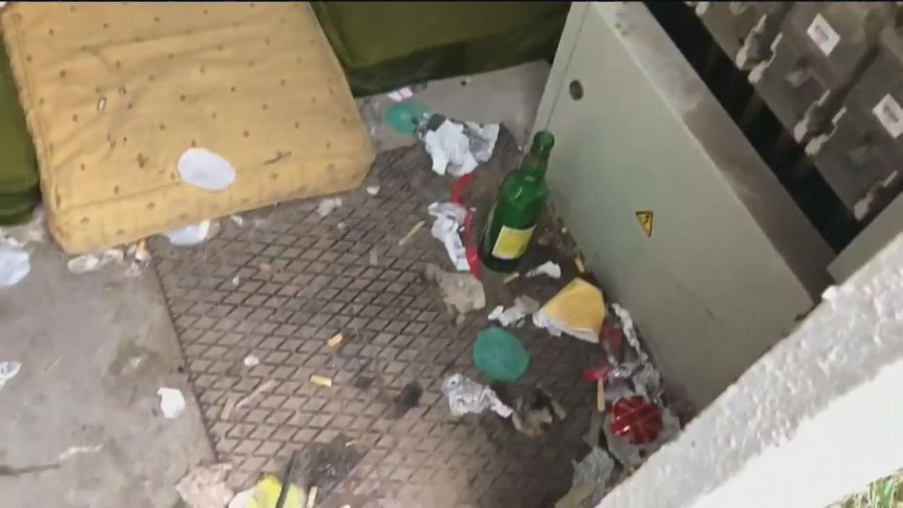 Vecinos de Pitis, hartos de los charcos, la suciedad y del trapicheo de droga en la estación