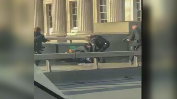 Al menos dos muertos, además del presunto terrorista, en el atentado del puente de Londres