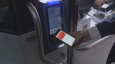 Madrid introduce el pago con móvil o tarjeta en todos sus autobuses