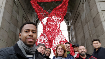 Despliegan el lazo rojo en la Puerta de Alcalá por el Día Mundial de la Lucha contra el Sida