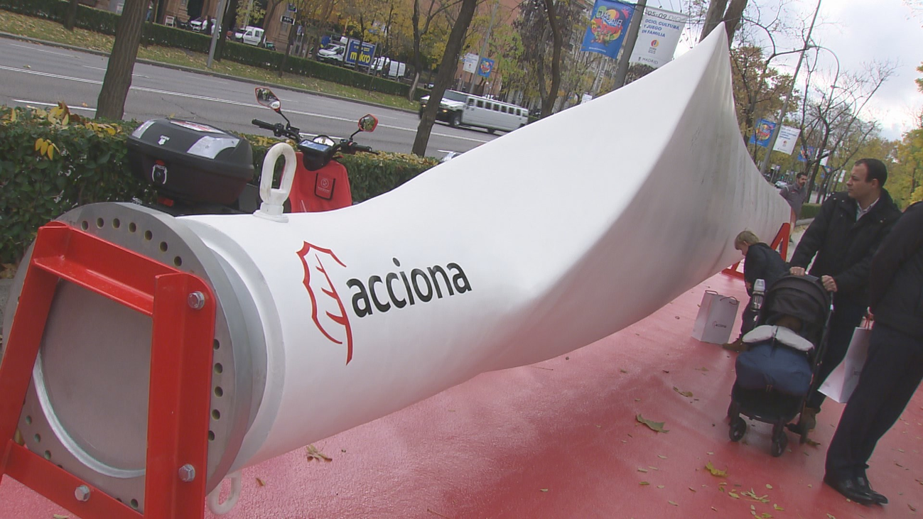 La pala de un aerogenerador se expone en la Castellana por la COP25