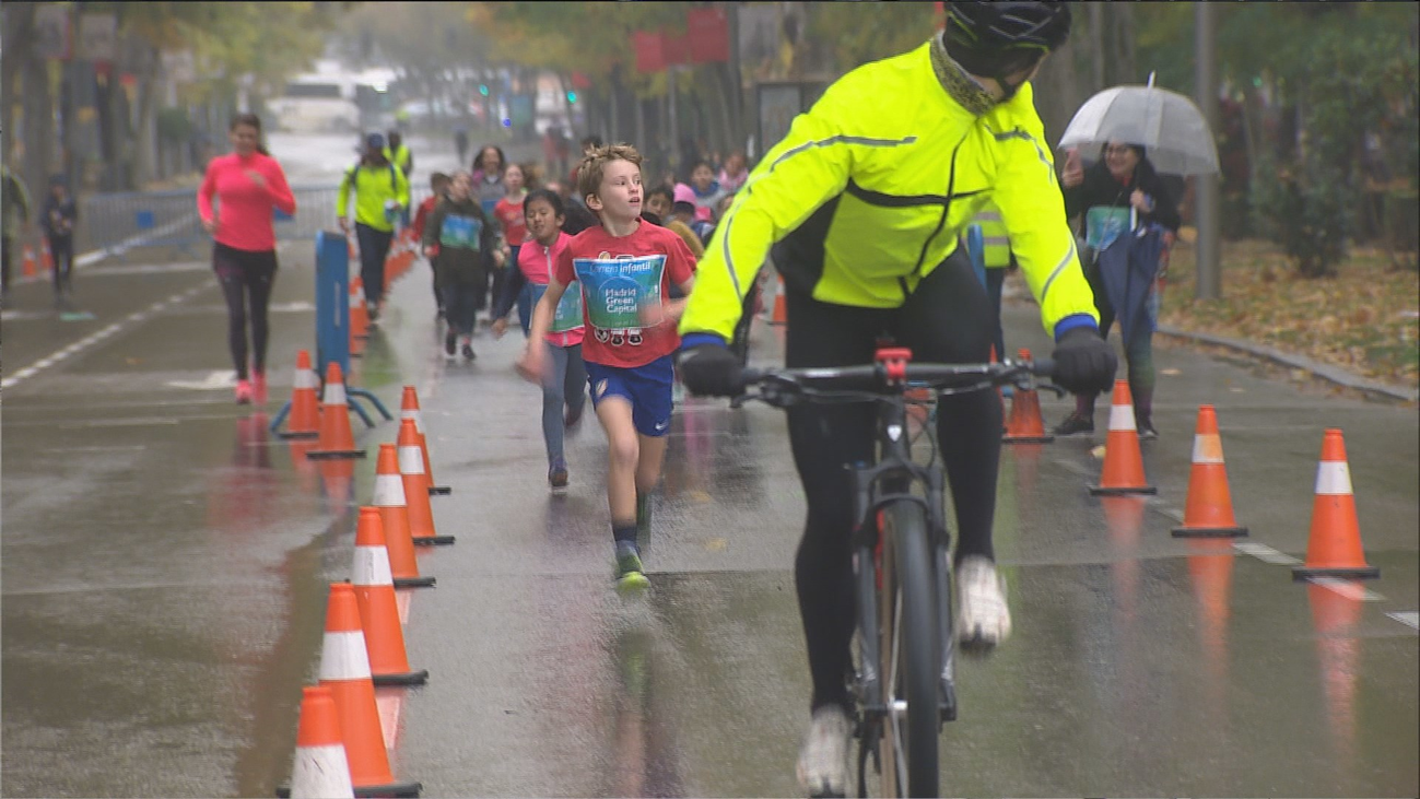 Los niños corren por el planeta