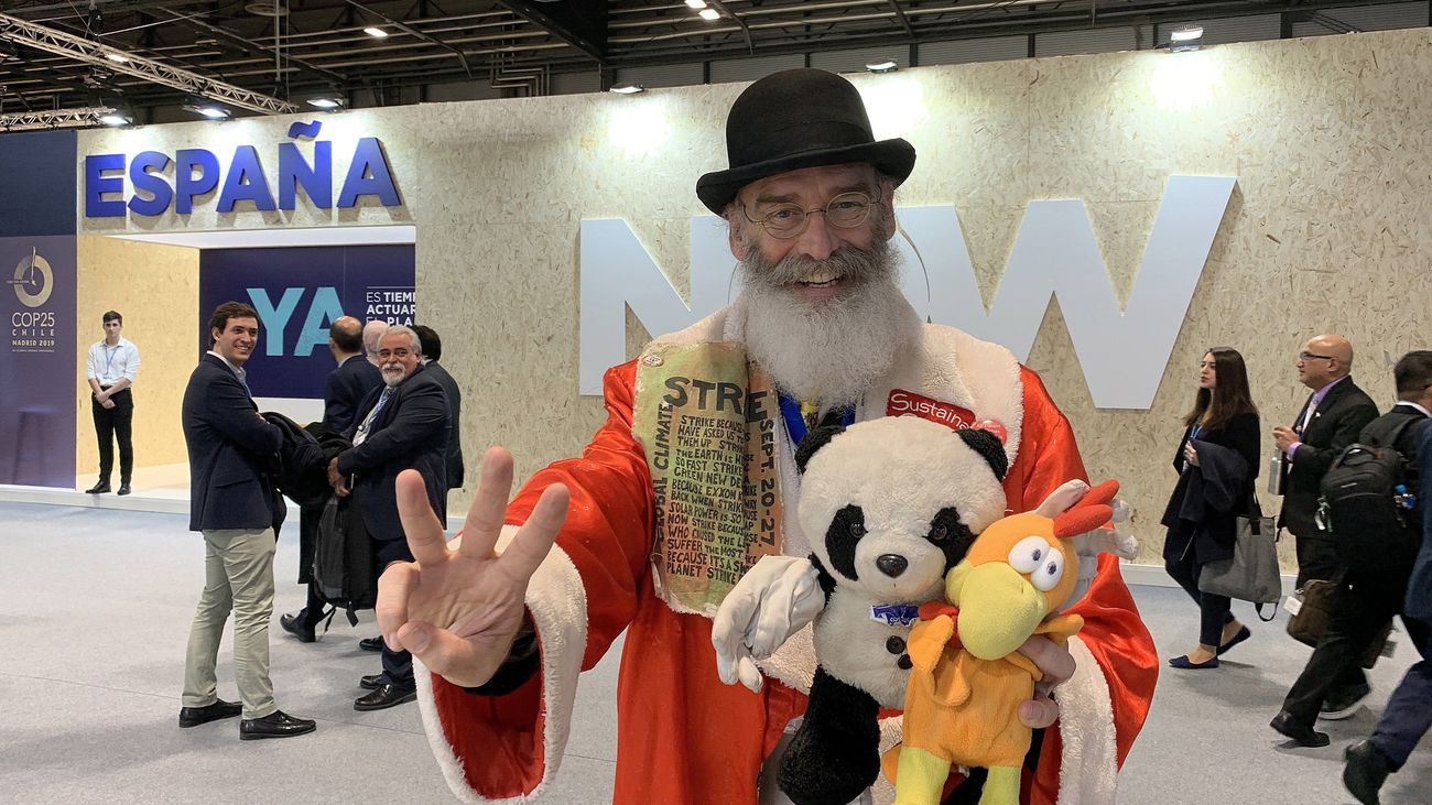 Un visitante en la Cumbre del Clima de Madrid