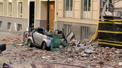 Cae una cornisa de un edificio en Chamberí que destroza varios coches