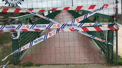 La Policía clausura una pasarela peatonal en Pinto tras impactar la carga de un camión