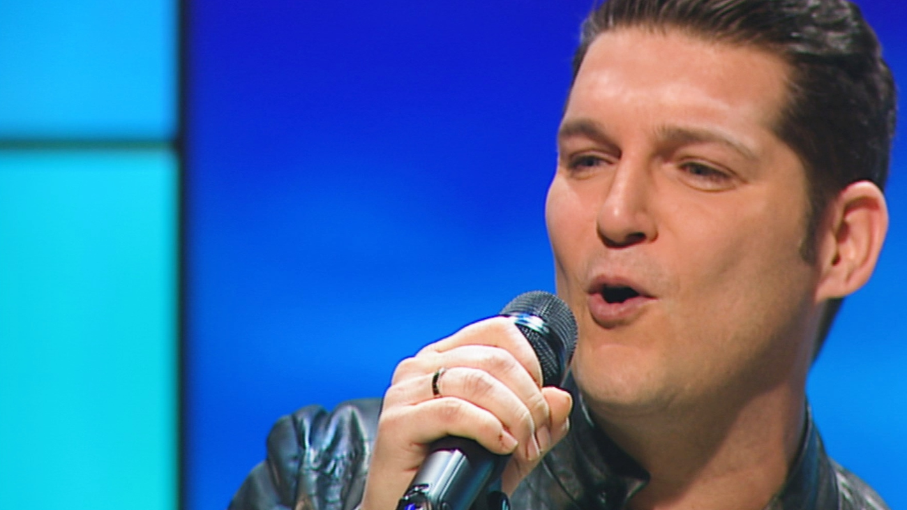 Manu Tenorio canta su nuevo single: ‘Llevo tu luz’