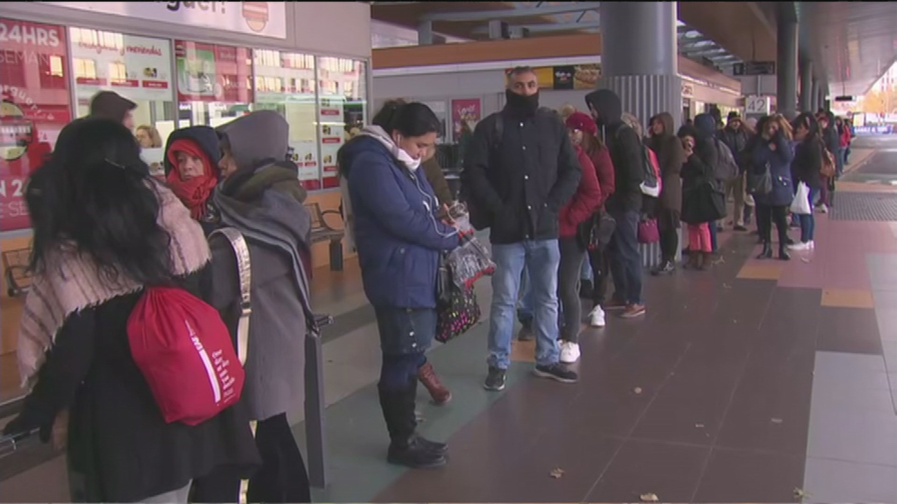 Colas de viajeros de hasta dos horas por la huelga en la EMT en Madrid