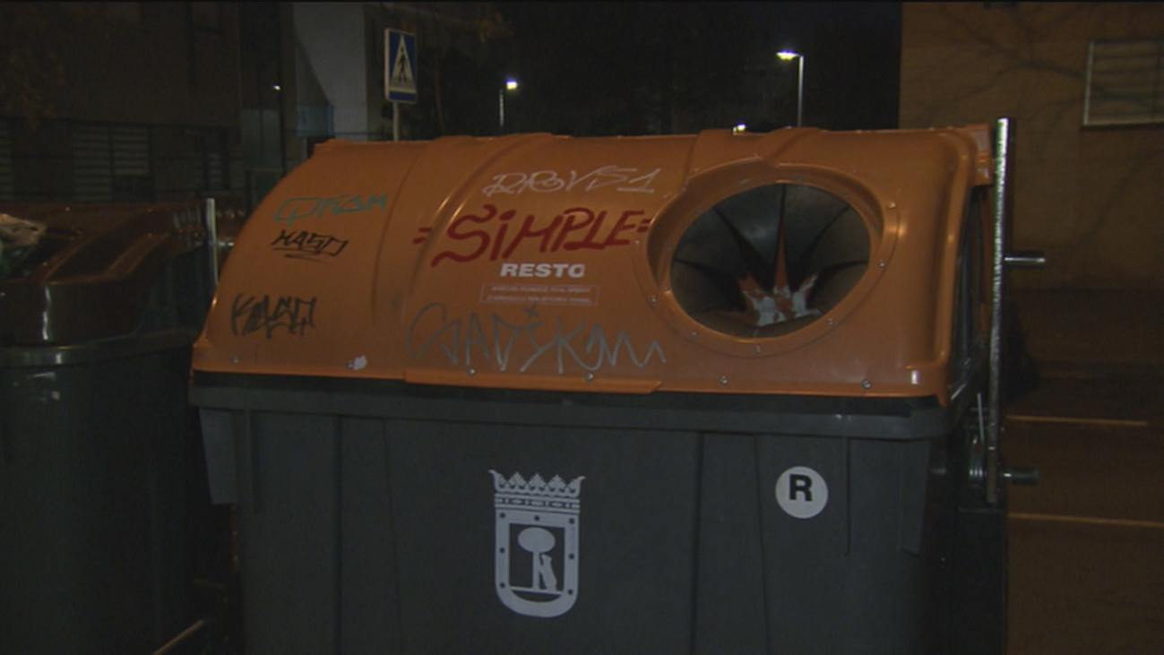 Un anciano muere dentro de un contenedor en Vicálvaro al comprobar si había reciclado correctamente