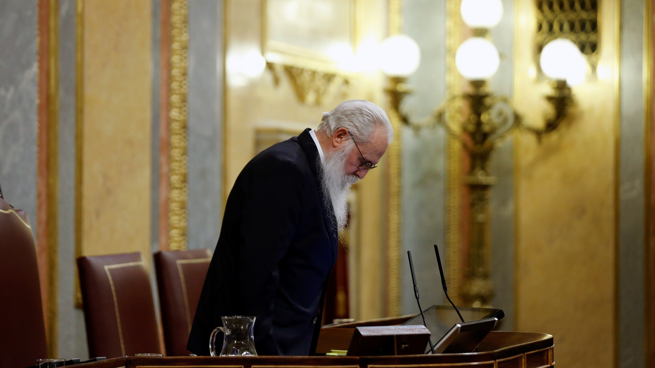 Una disculpas a los españoles, un tropezón, guerra por los asientos... Así empieza la XIV Legislatura