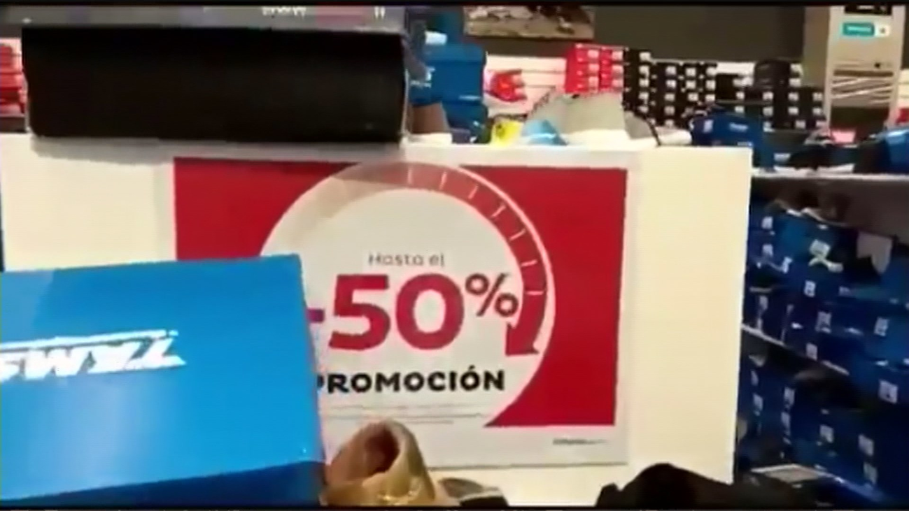 Así quedó una zapatería de Alicante tras una promoción del 50%