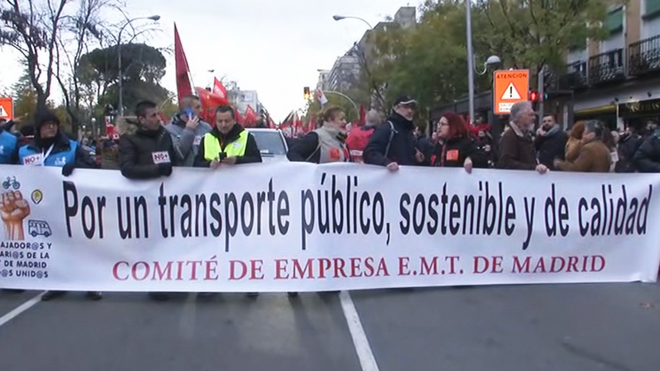 Los trabajadores de la EMT se manifiestan para exigir nuevos conductores