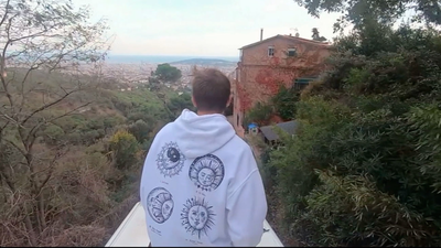 Unos jóvenes se graban saltando a un funicular en marcha en Barcelona