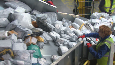 Más de 700 paquetes se retienen a diario en las aduanas de Barajas