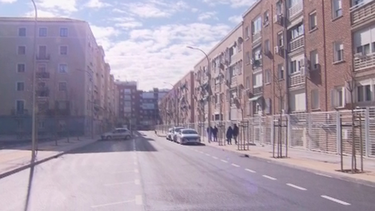 Los vecinos de Ciudad Lineal logran que se asfalte una calle tras 70 años de reivindicaciones