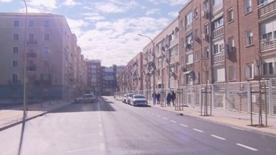 Los vecinos de Ciudad Lineal logran que se asfalte una calle tras 70 años de reivindicaciones