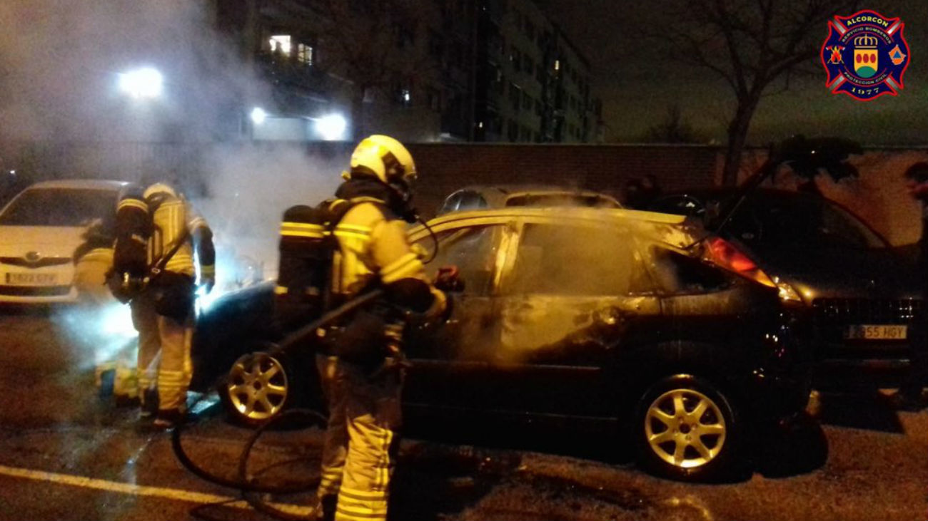 Bomberos extinguen el fuego en un coche