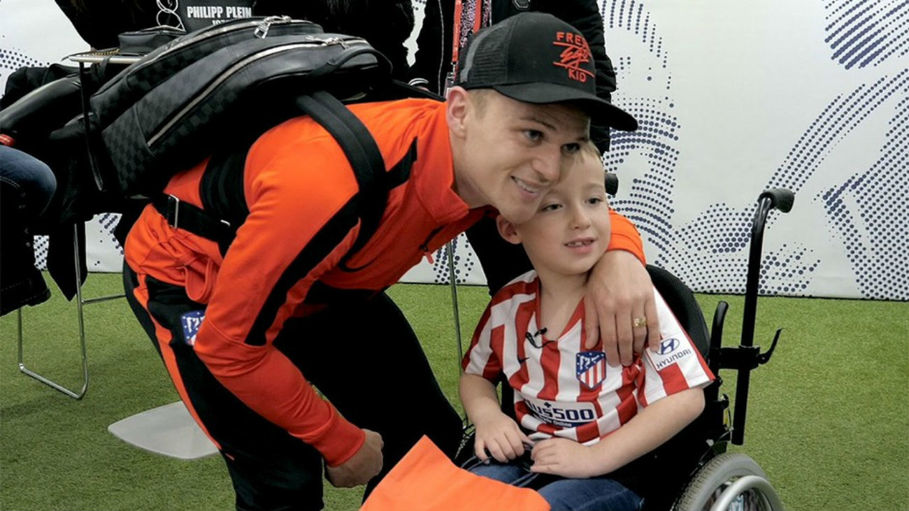 La tierna historia de Harry, un pequeño aficionado del Atleti que conoció a Trippier