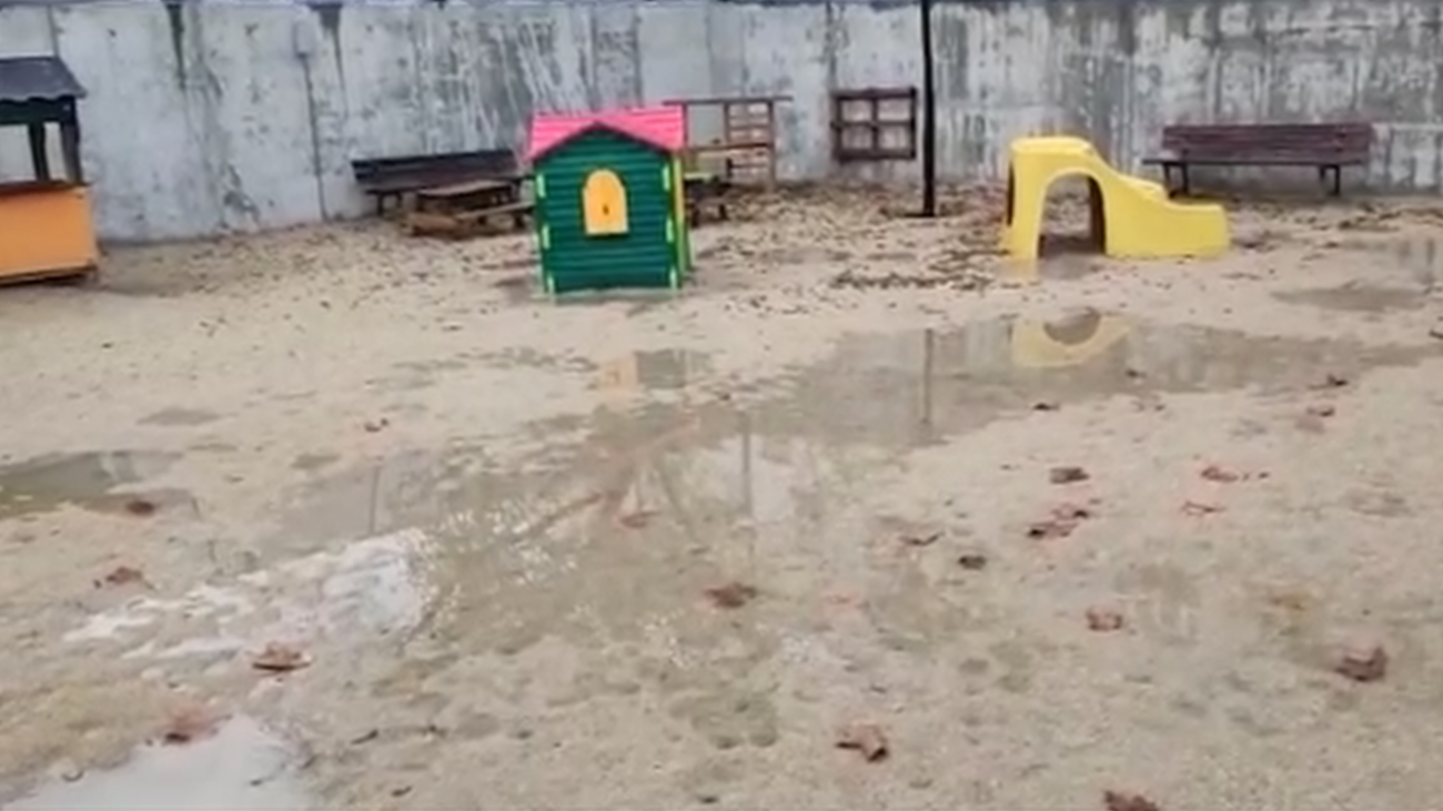 El patio de una escuela infantil, convertido en una auténtica piscina en Leganés