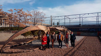 Instalan en Madrid un enorme esqueleto de ballena azul hecho de materiales reciclados