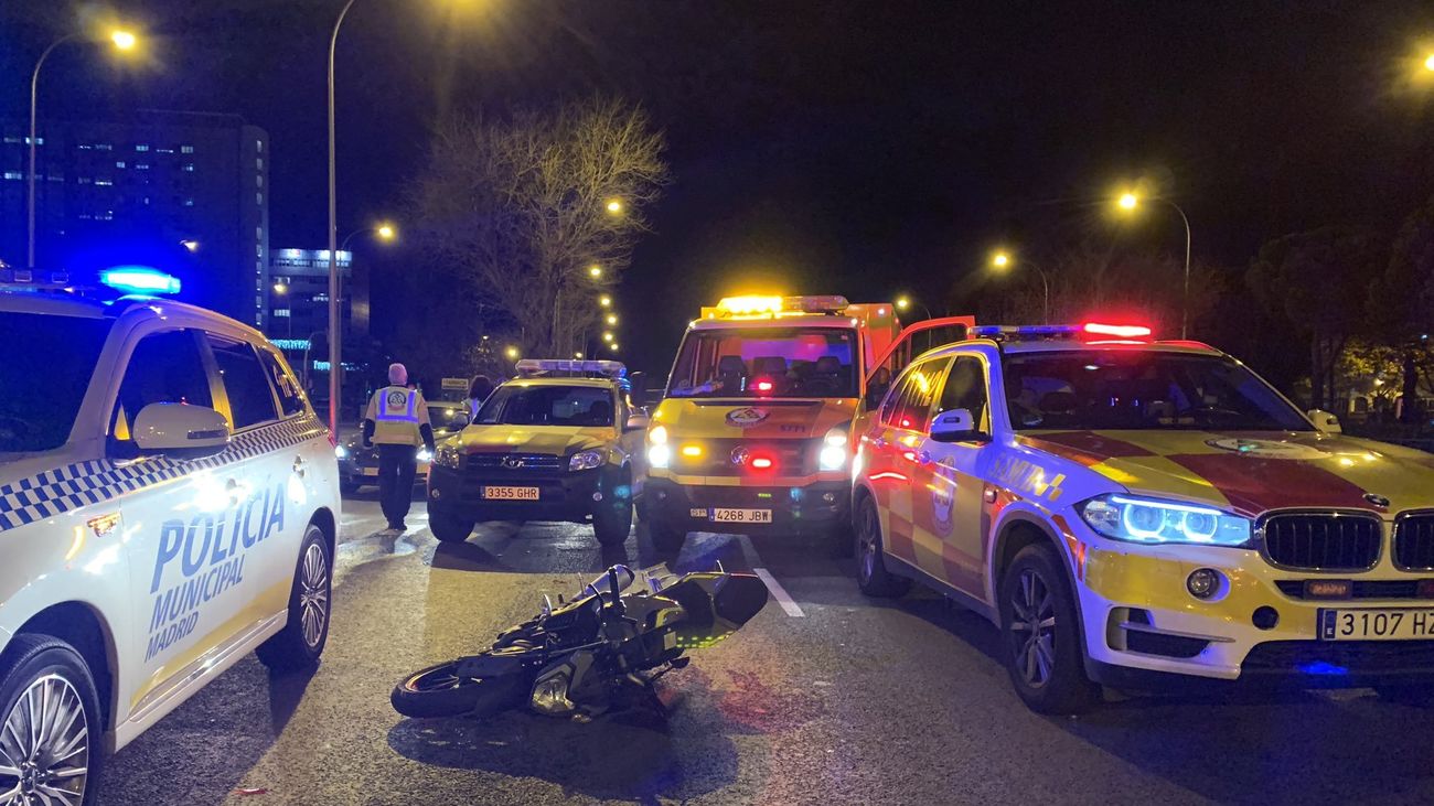 Un motorista está en estado muy grave tras chocar contra un coche en el Paseo de la Castellana