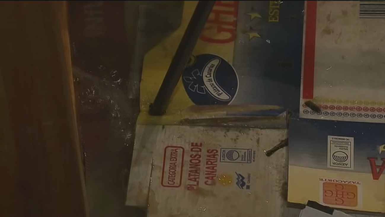 Las aguas fecales se apoderan de la casa de una vecina de Parla