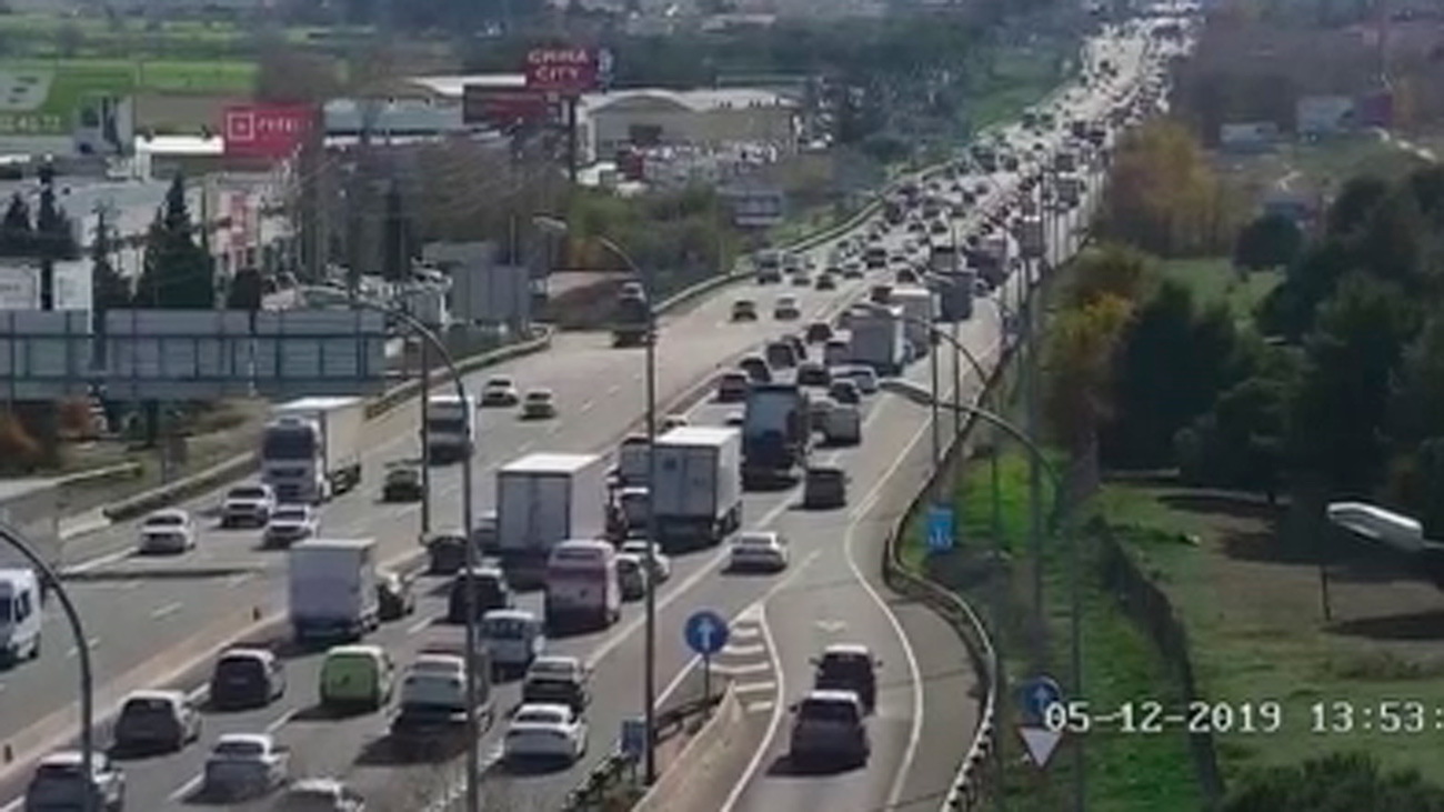 Cortada la A-4 por un accidente entre camiones en pleno éxodo por el puente de la Constitución