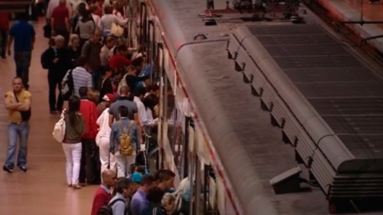 Renfe suprime 155 trenes y cifra en 11.550 los viajeros afectados en plena 'operación salida'