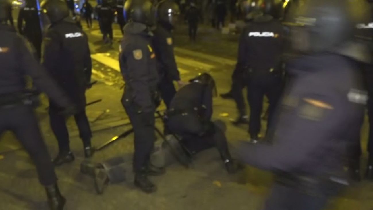 La Policía dispersa a una docena de encapuchados  infiltrados en la manifestación