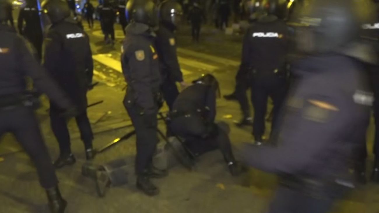 La Policía dispersa a una docena de encapuchados infiltrados