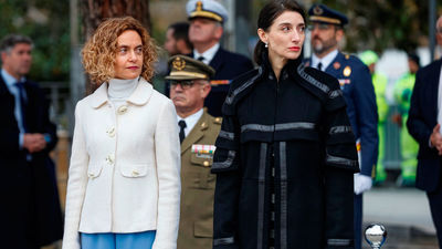 Batet y Llop presiden el izado solemne de bandera en la plaza de Colón