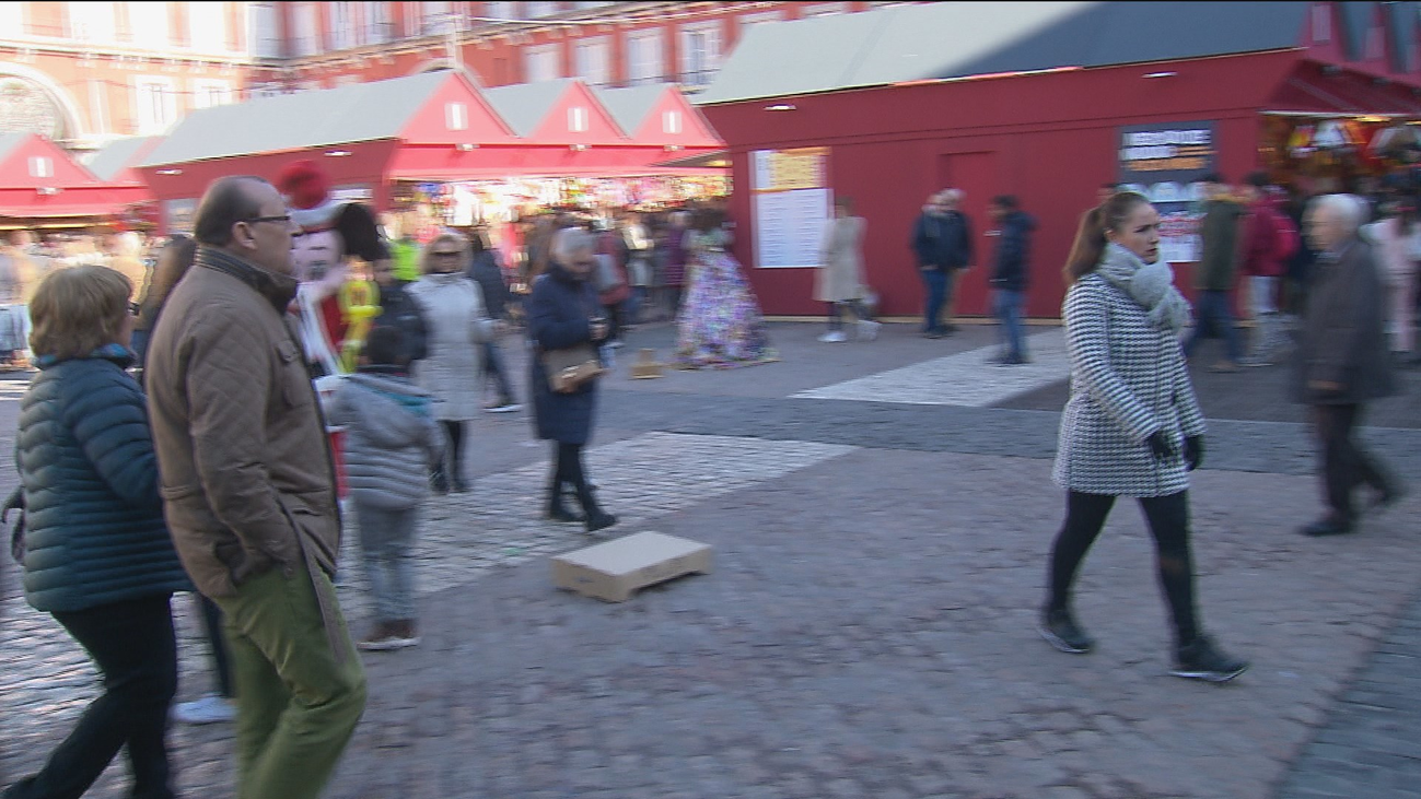 El mercadillo navideño de la Plaza Mayor, estrella del puente de la Constitución en Madrid