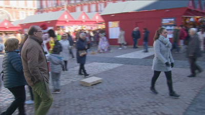 El mercadillo navideño de la Plaza Mayor, estrella del puente de la Constitución en Madrid