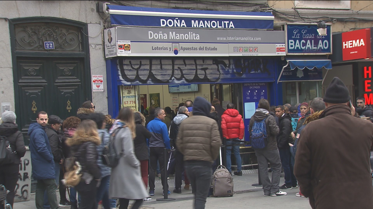 Los turistas no quieren irse hoy de Madrid sin comprar un décimo de Doña Manolita