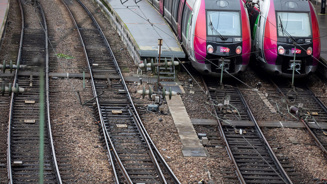 Francia vive la tercera jornada de paros en los transportes por las pensiones