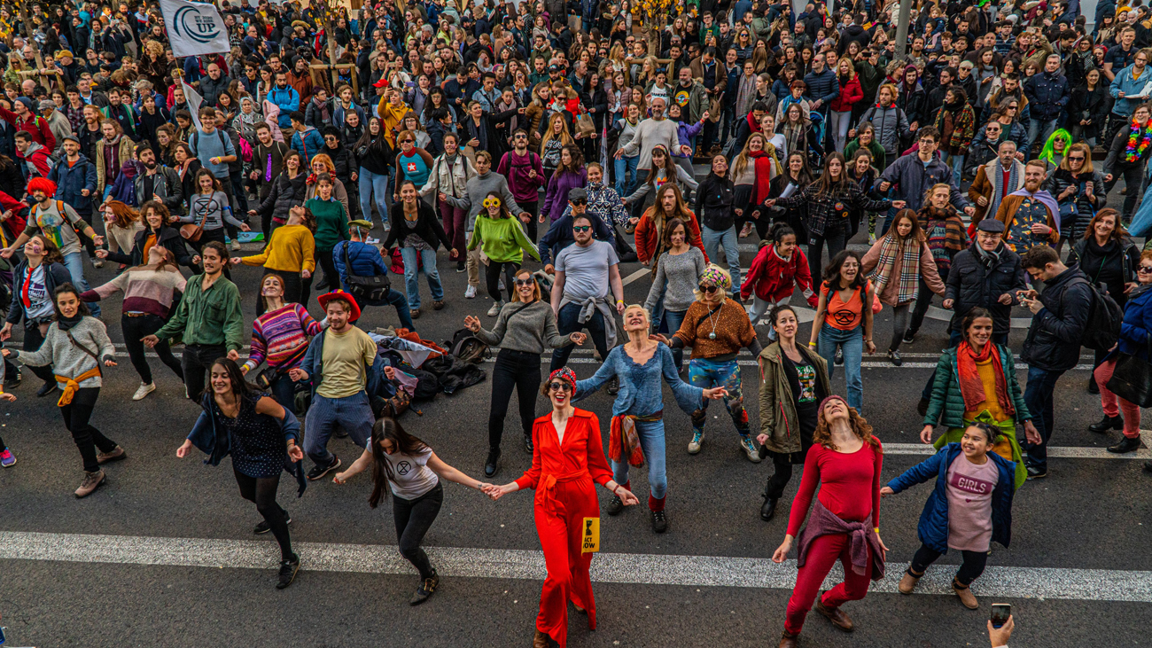 Activistas cortan la Gran Vía para exigir medidas contra el cambio climático