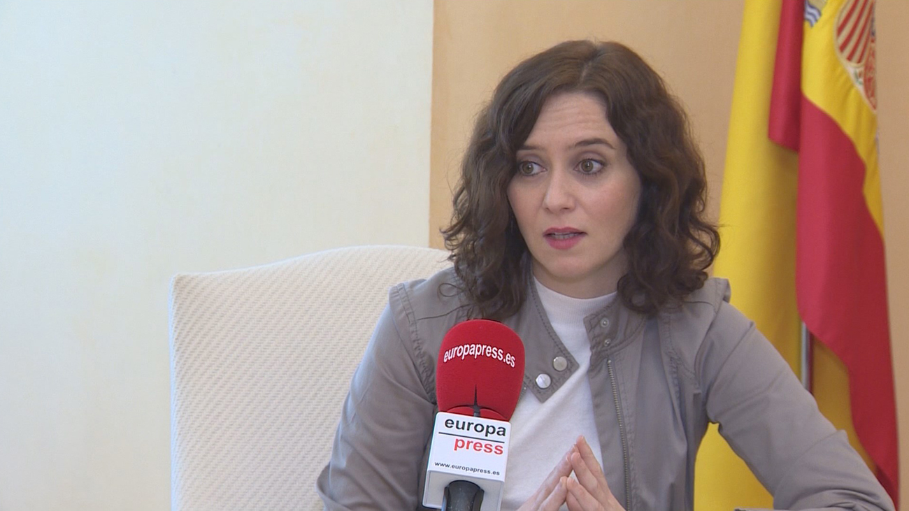 Ayuso aboga por fomentar el acogimiento familiar  de los menores migrantes