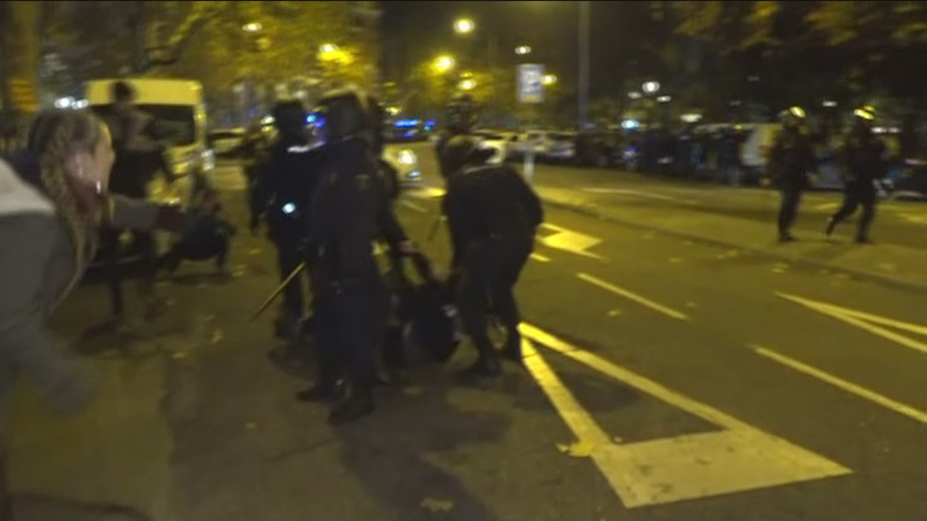 Dos detenidos y seis policías heridos durante la marcha por el clima