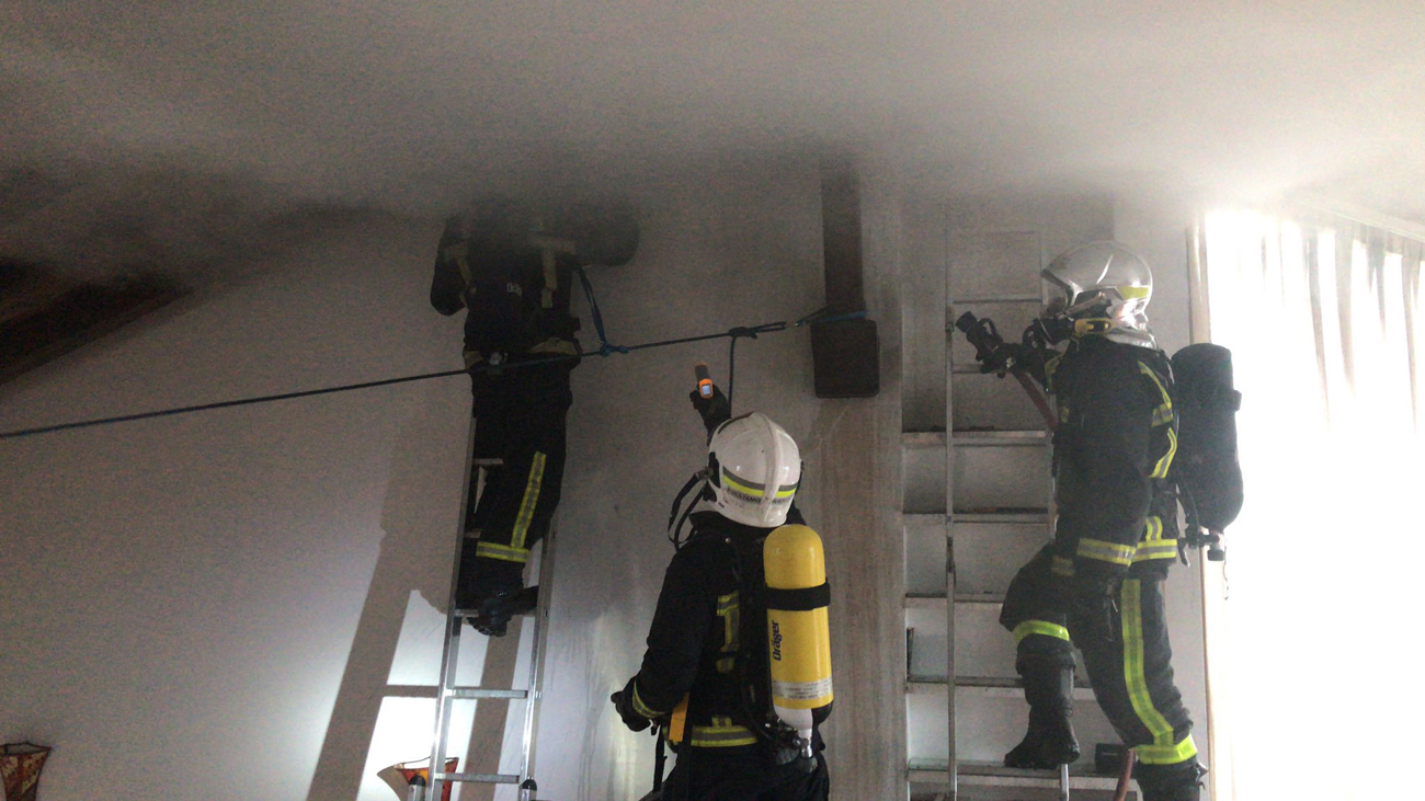 Los bomberos controlan un incendio sin heridos en un chalet en Valdemorillo