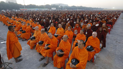 Unos 30.000 monjes reciben donaciones tras la "Cuaresma budista" en Birmania