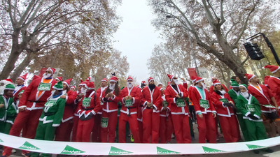 Más de 6.000 Papás Noel desafían la niebla y el frío en Madrid