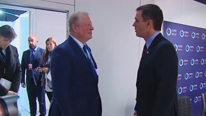 Pedro Sánchez saluda a Al Gore en la Cumbre del Clima de Madrid