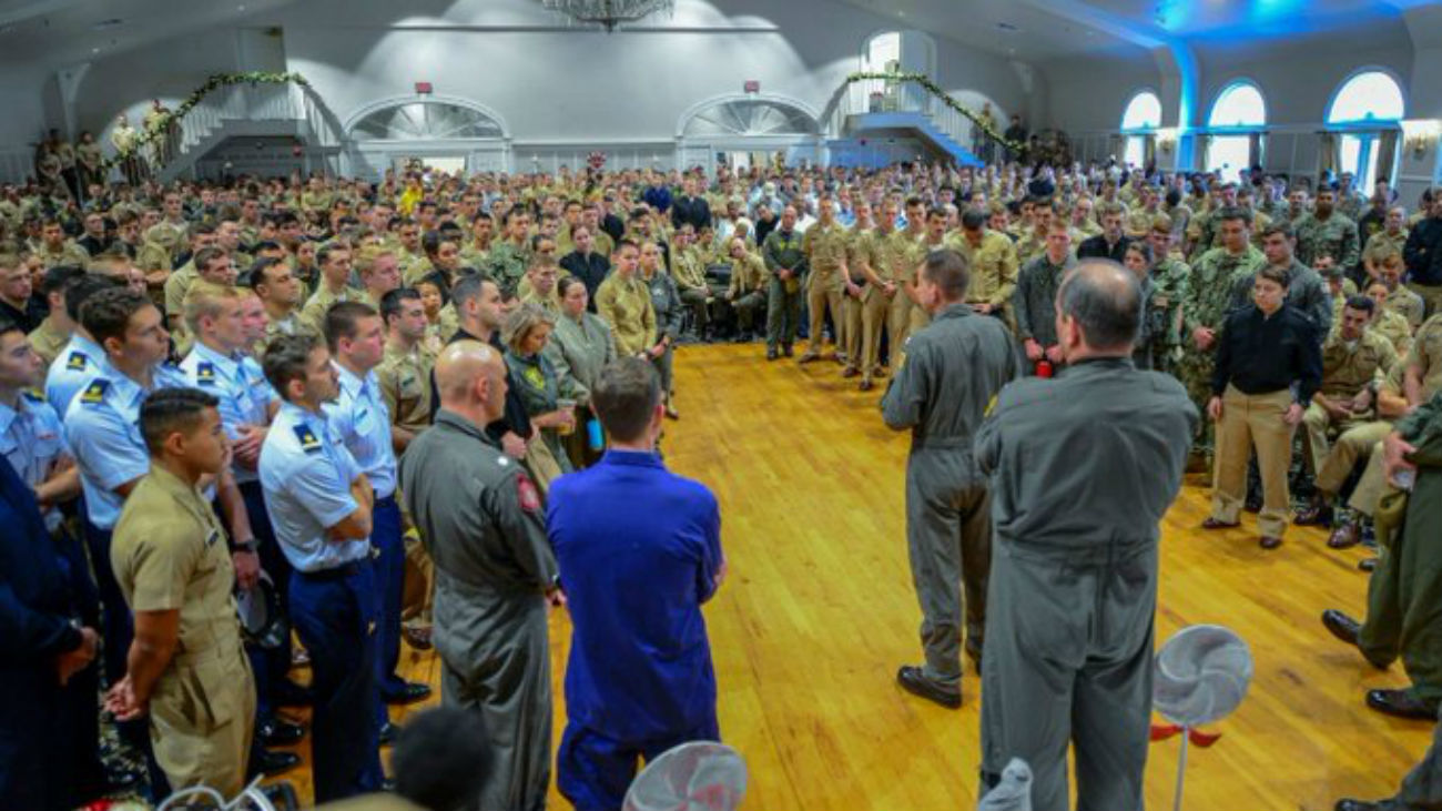 Un teniente se reúne con los miembros de la base para brindarles información