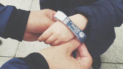La Policía Municipal de Madrid encarga 20.000 pulseras más para evitar que los niños y niñas se pierdan