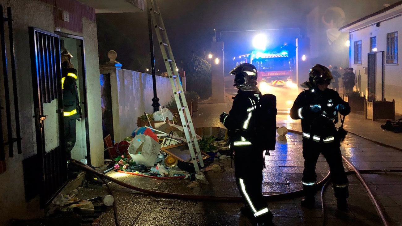Incendio en una vivienda de dos plantas en Serranillos del Valle