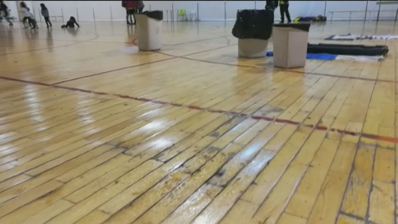 Denuncian goteras en el polideportivo Fernández Ochoa de Carabanchel