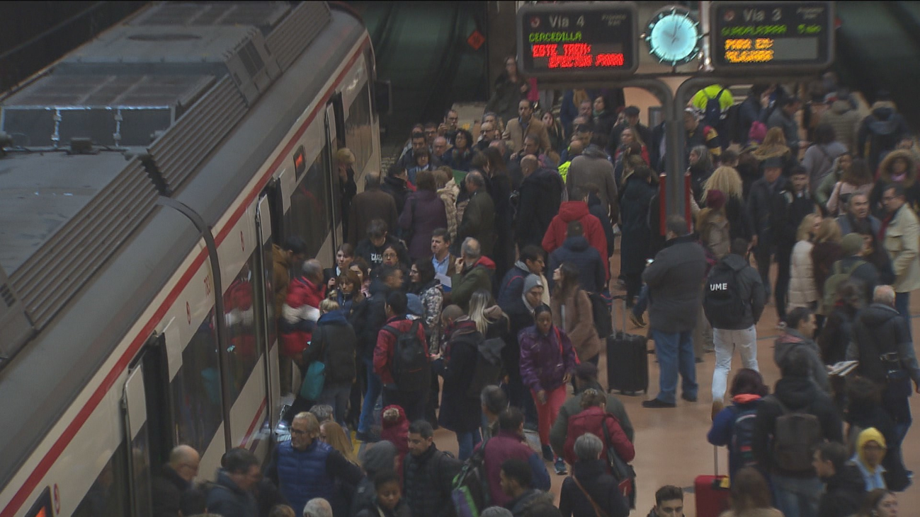 Cercanías recupera la normalidad tras una mañana de retrasos por la rotura de una tubería