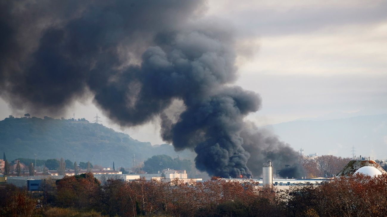 Columna de humo provocada en el incendio de una nave de una empresa de reciclaje en Montornès