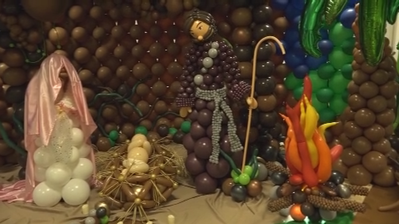 Crean un espectacular belén con globos en Pinto